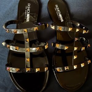 Sandals/ slides